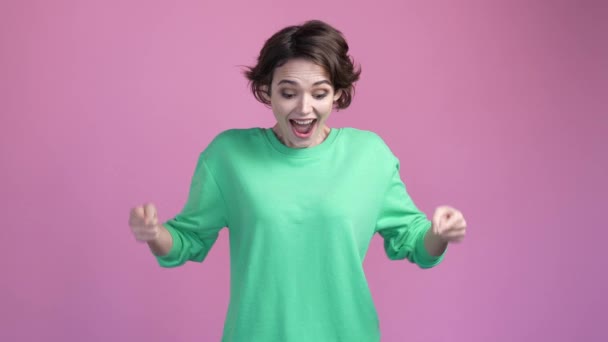 Ενθουσιασμένη Κυρία Διαφημίζουν Κενό Χώρο Προσφέρουν Απομονωμένο Παστέλ Χρώμα Φόντο — Αρχείο Βίντεο