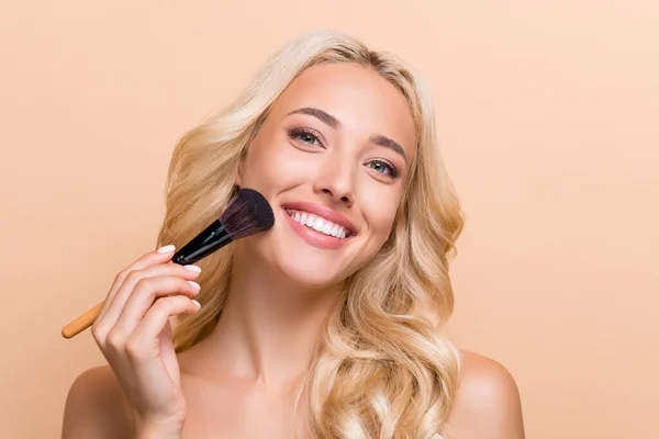 Foto Von Guter Laune Atemberaubende Frau Verwenden Maquillage Pinsel Auf — Stockfoto