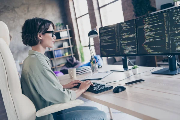 在室内工作站上漂亮 熟练的高级经理打字代码Html Css网络安全的侧图 — 图库照片