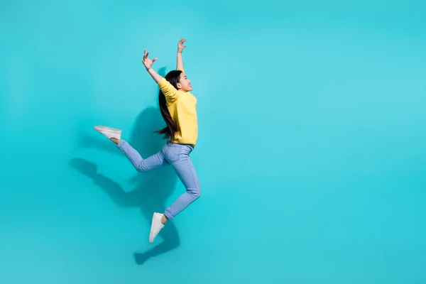 Foto Cuerpo Entero Adorable Mujer Brillante Usar Suéter Amarillo Bailando — Foto de Stock