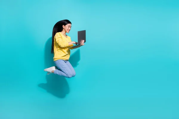 Volledige Lengte Foto Van Funky Glanzende Vrouw Dragen Gele Trui — Stockfoto