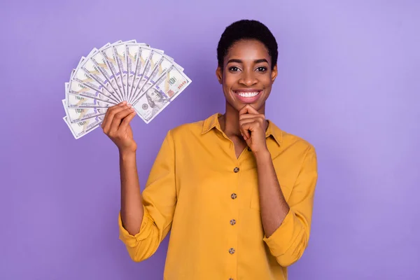 美しいトレンディーなブルネット陽気な女の子の肖像現金預金を保持絶縁以上紫の色の背景 — ストック写真