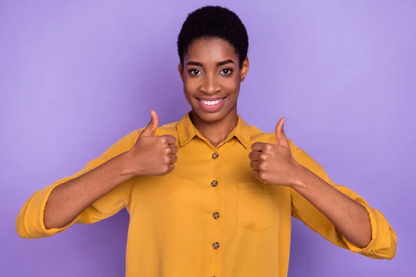 Retrato Atraente Alegre Morena Menina Mostrando Duplo Polegar Anúncio Legal — Fotografia de Stock