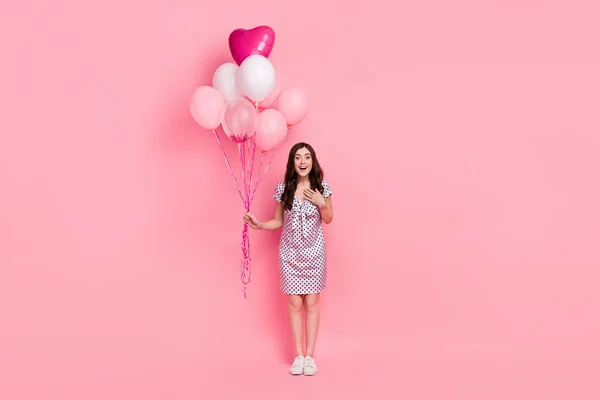 可愛い印象の女性の写真白いドレスアームチェスト保持空気ボール孤立ピンク色の背景 — ストック写真