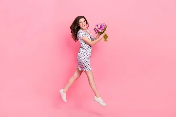 Foto Tamanho Completo Senhora Encantadora Atraente Receber Flores Namorado Isolado — Fotografia de Stock