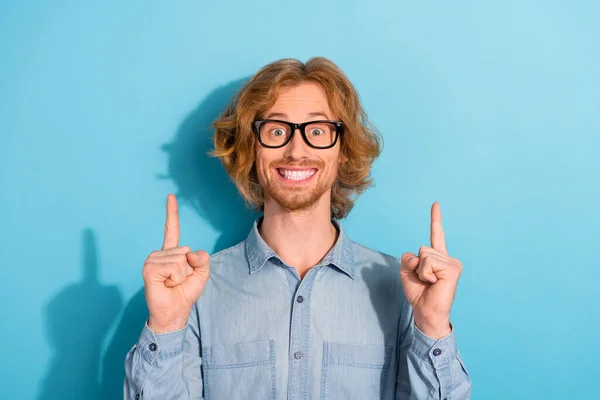 Foto Pessoa Positiva Sorriso Dos Dentes Dedos Diretos Para Cima — Fotografia de Stock