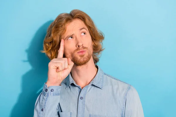 Foto Van Twijfelachtige Jonge Man Gekleed Jeans Shirt Vinger Tempel — Stockfoto