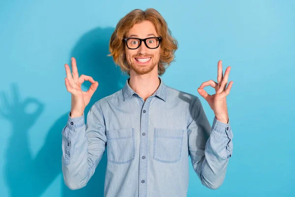 Φωτογραφία Του Αυτοπεποίθηση Αστείο Νεαρός Ντυμένος Τζιν Πουκάμισο Γυαλιά Δείχνει — Φωτογραφία Αρχείου