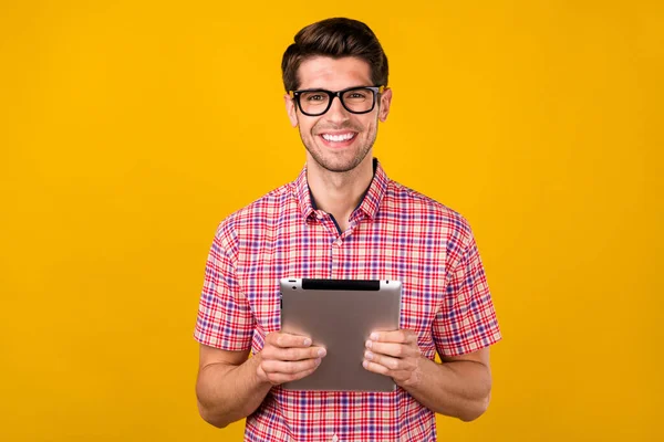 Foto Jovem Homem Negócios Feliz Sorriso Positivo Segurar Tablet Trabalho — Fotografia de Stock