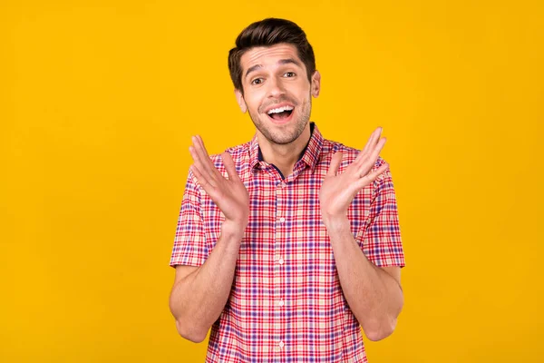 Portret Van Aantrekkelijke Blij Vrolijk Brunette Guy Klappen Palmen Aanbidden — Stockfoto