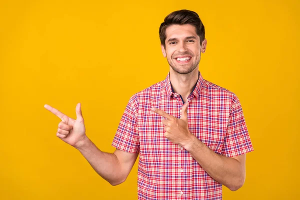 Foto Hombre Joven Feliz Sonrisa Positiva Punta Dedos Espacio Vacío — Foto de Stock