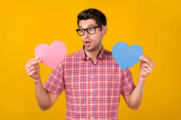 Foto Olhar Jovem Espantado Escolher Formas Coração Rosa Azul Usar — Fotografia de Stock