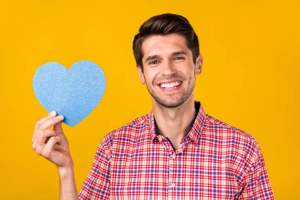 Foto Feliz Positivo Jovem Segurar Mão Azul Coração Forma Sorrir — Fotografia de Stock