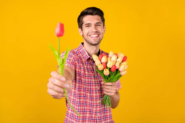 Retrato Chico Alegre Atractivo Sosteniendo Flores Ramo Que Tulipán Aislado — Foto de Stock