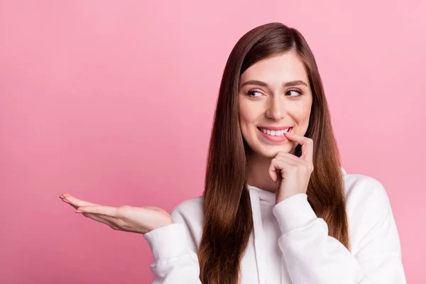 若い女性の写真幸せな正笑顔指タッチ歯ホールド手製品広告ピンク色の背景に孤立 — ストック写真