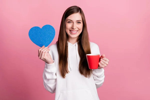 Foto Menina Feliz Sorriso Positivo Segurar Coração Amor Beber Café — Fotografia de Stock