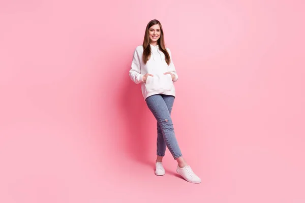 Foto Tamaño Completo Joven Feliz Sonrisa Positiva Manos Bolsillo Sudadera —  Fotos de Stock