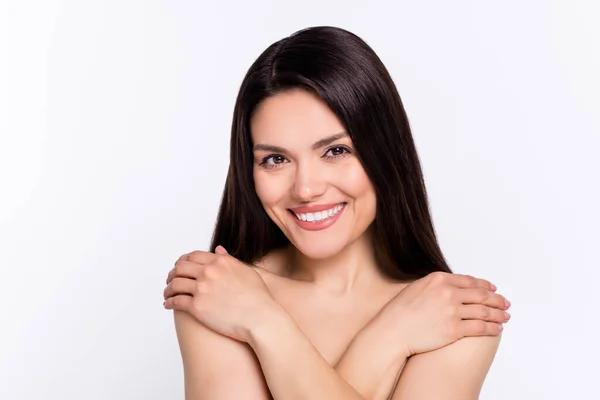 迷人而快乐的女人抱着自己柔软光滑的皮肤的肖像现代医学皮肤科脱离了白色的背景 — 图库照片