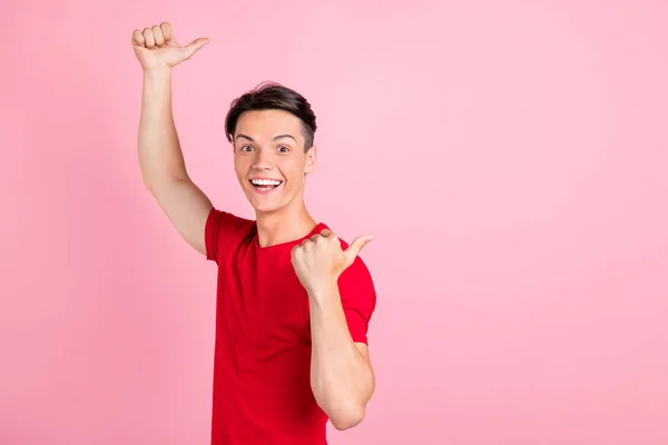 Foto Van Koele Opgewonden Jonge Man Gekleed Rood Shirt Wijzende — Stockfoto