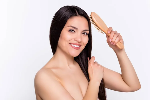 Retrato Una Atractiva Mujer Alegre Peinando Saludable Pelo Largo Sedoso — Foto de Stock