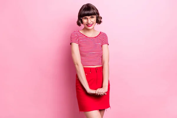 Foto Retrato Menina Óculos Muito Vestindo Roupas Vermelhas Sorrindo Tímido — Fotografia de Stock