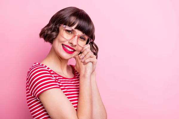 Foto Retrato Chica Gafas Sonriendo Lindo Overjoyed Aislado Pastel Rosa — Foto de Stock