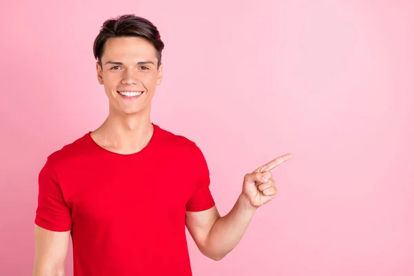 Foto Von Jungen Kerl Glücklich Positives Lächeln Zeigefinger Leerraum Promo — Stockfoto