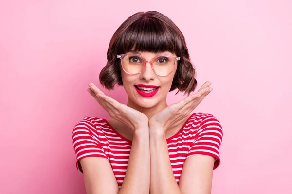 Foto Portrét Dívka Brýlích Úsměvem Pěkné Ruce Blízkosti Obličeje Izolované — Stock fotografie