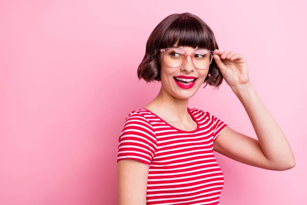 Foto Retrato Chica Gafas Buscando Espacio Blanco Sonriendo Aislado Pastel —  Fotos de Stock