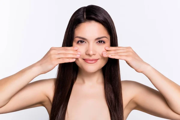 Foto Retrato Bela Mulher Sorrindo Aplicando Creme Fazendo Massagem Isolada — Fotografia de Stock