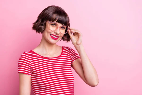Foto Retrato Chica Gafas Ropa Casual Sonriente Aislado Pastel Rosa —  Fotos de Stock