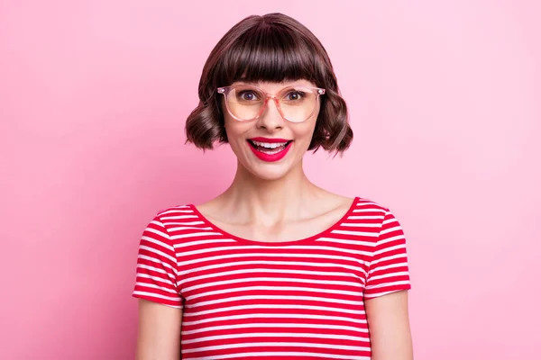 Foto Retrato Chica Gafas Rayas Camiseta Sonriente Asombrado Aislado Pastel —  Fotos de Stock