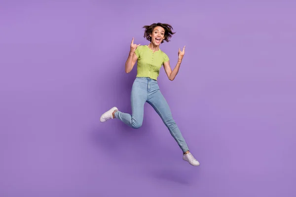 Photo Sweet Rude Young Woman Dressed Green Shirt Jumping Showing — Stock Photo, Image