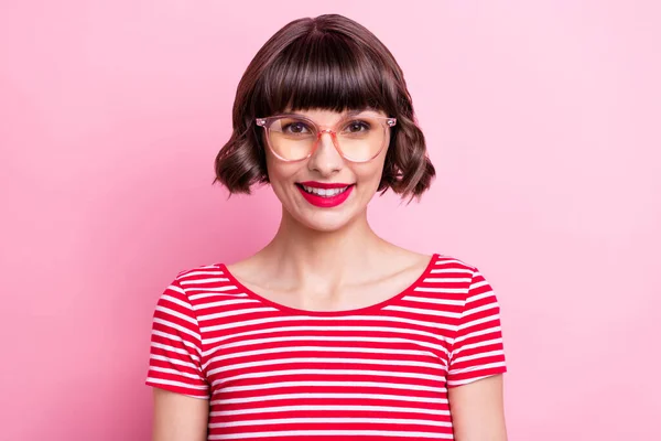 Foto Retrato Menina Óculos Listrado Shirt Sorrindo Isolado Pastel Cor — Fotografia de Stock