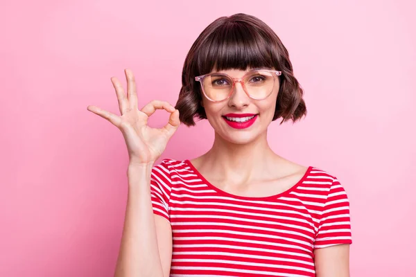 Foto Retrato Menina Óculos Sorrindo Mostrando Sinal Isolado Pastel Cor — Fotografia de Stock