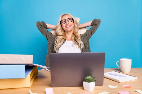 Foto Mulher Retrato Sentado Escritório Tendo Quebrar Sonhando Com Férias — Fotografia de Stock