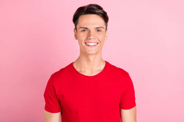 Foto Divertente Affascinante Giovane Uomo Indossare Shirt Rossa Sorridente Isolato — Foto Stock