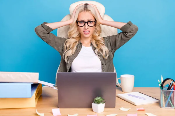 Foto Porträt Frau Arbeitet Büro Erstaunt Haben Problem Frist Isoliert — Stockfoto