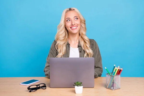 Ofiste Çalışırken Dizüstü Bilgisayar Kullanan Fotoğraf Çeken Kadın Gülümseyen Izole — Stok fotoğraf