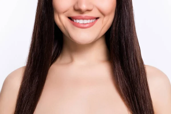 Przycięte Zdjęcie Portret Brunetka Kobieta Uśmiech Białe Zęby Odizolowane Biały — Zdjęcie stockowe