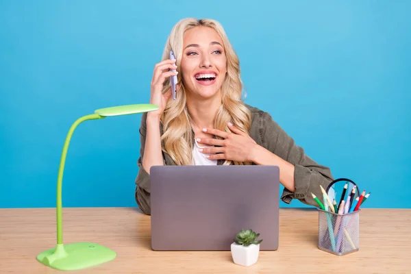 Masada Oturan Fotoğrafçı Kadın Dizüstü Bilgisayarla Gülüyor Cep Telefonuyla Konuşuyor — Stok fotoğraf