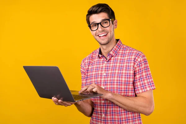 Genç Adamın Fotoğrafı Mutlu Gülümseme Sohbet Tipi Posta Programcısı Bilgisayar — Stok fotoğraf