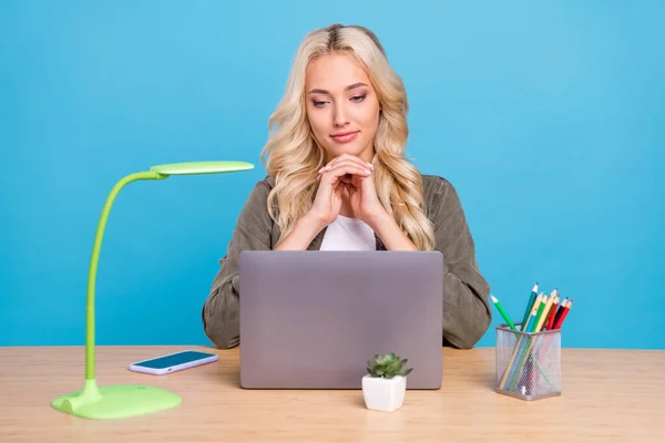 Masada Oturan Fotoğrafçı Kadın Dizüstü Bilgisayarda Çalışıyor Ofisteki Interneti Tarıyor — Stok fotoğraf