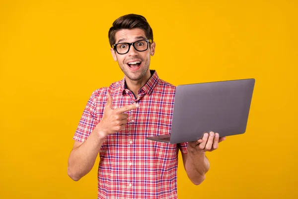 Portret Atrakcyjny Modny Wesoły Facet Geek Pomocą Demonstracyjnego Laptopa Znak — Zdjęcie stockowe