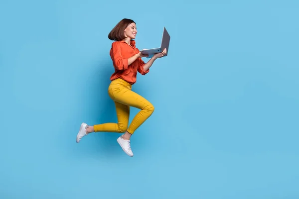 全尺寸侧面照片年轻女孩看笔记本电脑经理代表会面距离隔离蓝色背景 — 图库照片