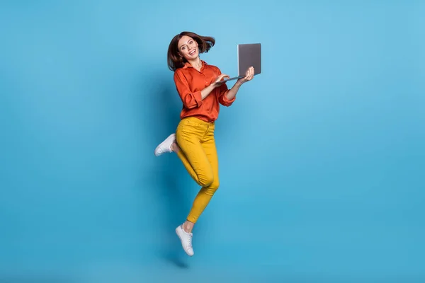 프로필 사진젊은 소녀의 활기찬 점프를 사용하는 노트북 매니저푸른 배경에 — 스톡 사진
