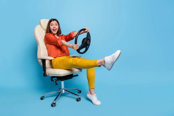 Portret Van Aantrekkelijke Grappige Vrolijke Meisje Zitten Fauteuil Rijden Stuurwiel — Stockfoto