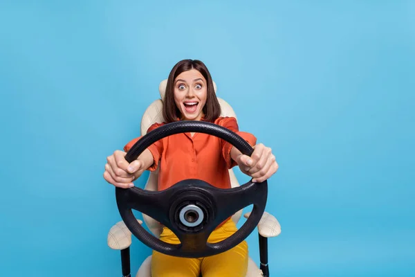 Portret Van Aantrekkelijke Vrolijke Girly Meisje Houden Stuurwiel Met Plezier — Stockfoto