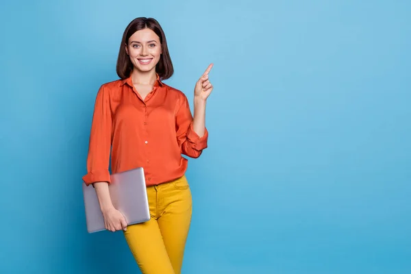 Retrato Atractiva Chica Alegre Hábil Sosteniendo Portátil Mostrando Copia Espacio —  Fotos de Stock