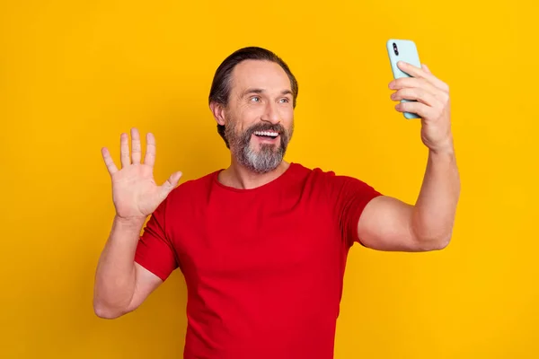 Foto Van Funky Mooie Gepensioneerde Man Dragen Rode Shirt Zwaaien — Stockfoto